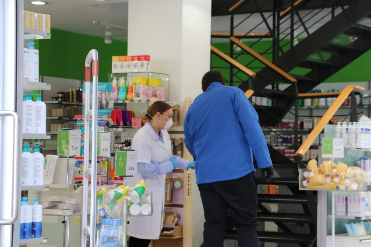 Una farmàcia d'Andorra la Vella durant el confinament.